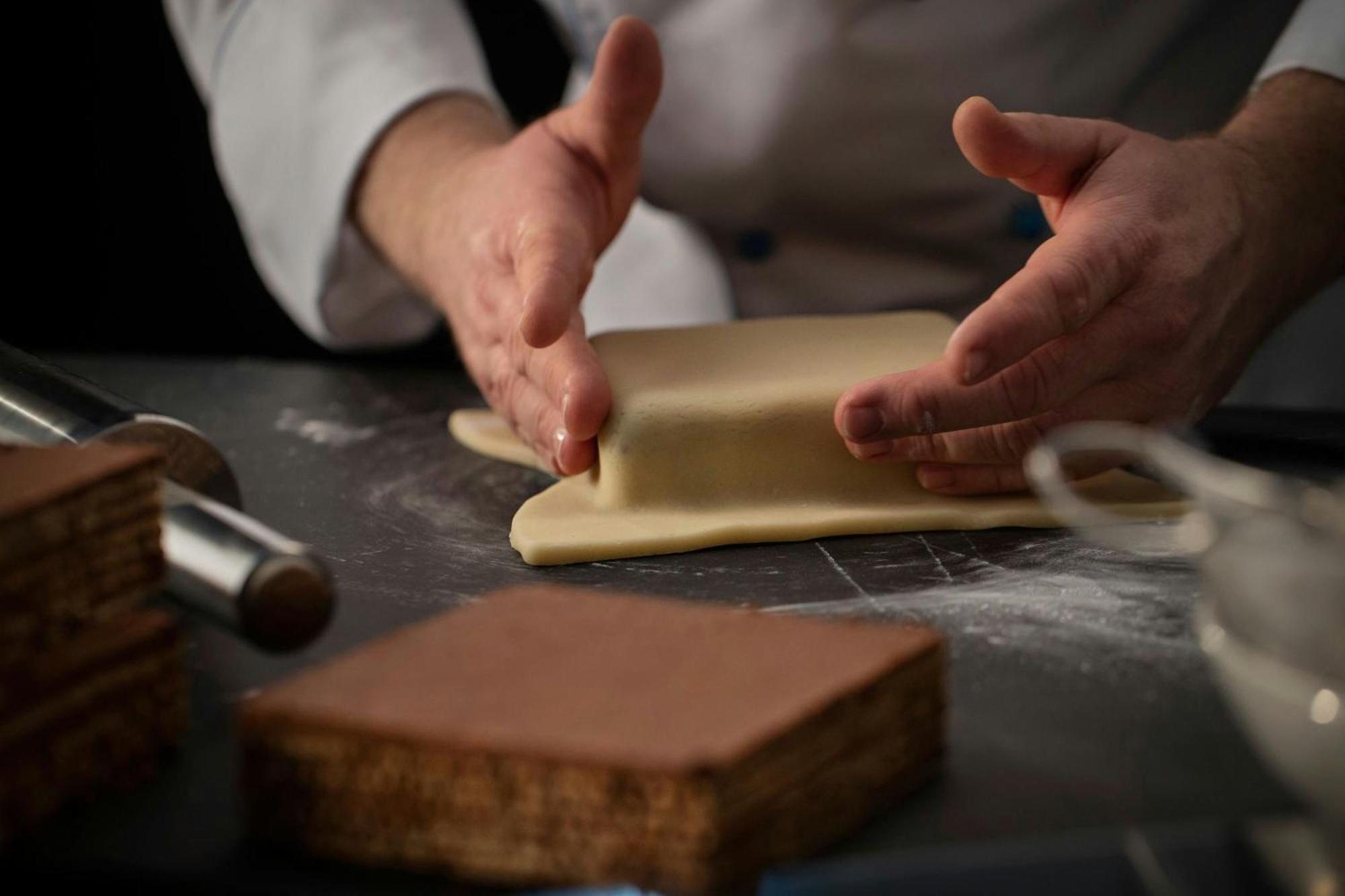 Hotel Imperial, A Luxury Collection Hotel, Vienna Exterior photo A pastry chef icing a cake
